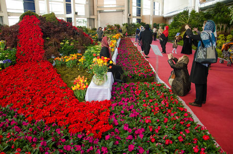 حرکت کاروان گل‌های بهاری در سطح شهر تهران؛ در اردیبهشت ماه